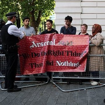 英媒：托马斯出席听证会，法院外抗议者拉横幅控诉阿森纳假说念学