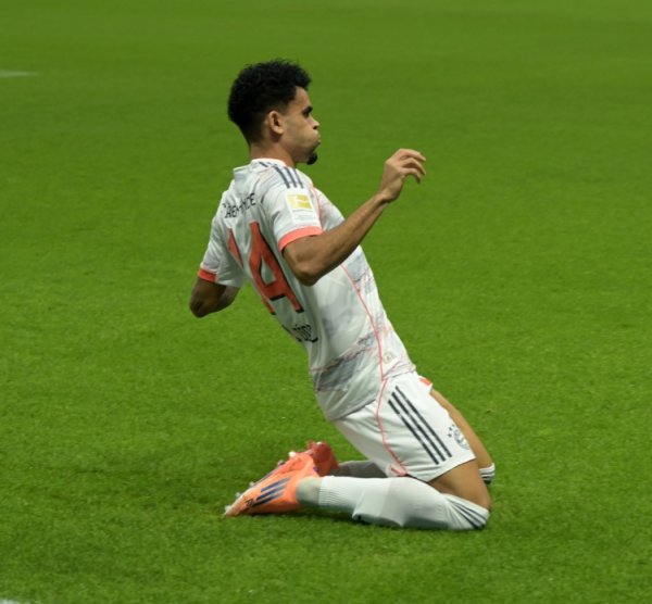 7000万血赚？！迪亚斯对巴黎双响+今晚伟人球，赛季17场11球5助！